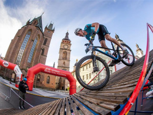 Do hradeckých ulic se už tento víkend vrátí populární cyklozávod Gočárovy schody