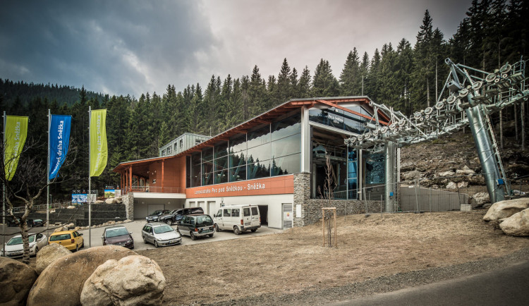 Z ujíždějícího kočárku v Peci pod Sněžkou vypadl kojenec a zemřel