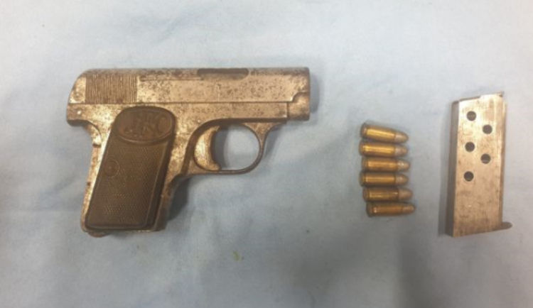 Muž v centru Hradce Králové vytáhl pistoli. Jinému vyhrožoval zastřelením