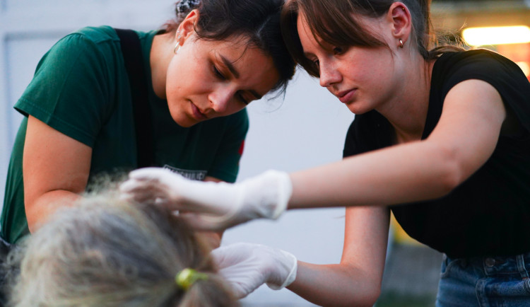 FOTOGALERIE: Ošetřují štípance i krvavé rány. Podívejte se, jak pomáhají studenti medicíny v terénu