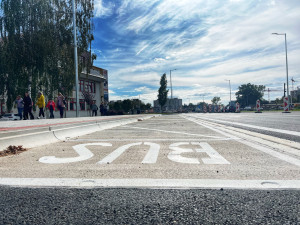 FOTO: Do části Hradecké ulice v Hradci se vrátila dneska doprava