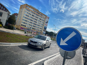 FOTO: Do části Hradecké ulice v Hradci se vrátila dneska doprava