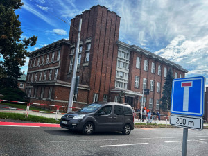 FOTO: Do části Hradecké ulice v Hradci se vrátila dneska doprava