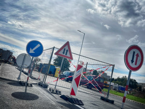 FOTO: Do části Hradecké ulice v Hradci se vrátila dneska doprava