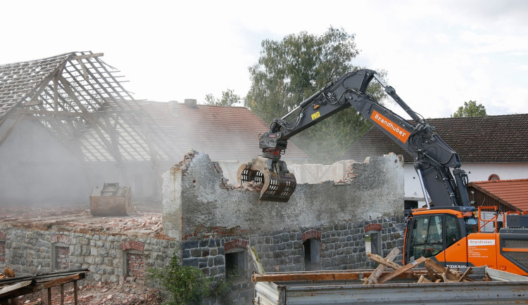 Kvůli dálnici padne ve Všestarech na Hradecku pět domů