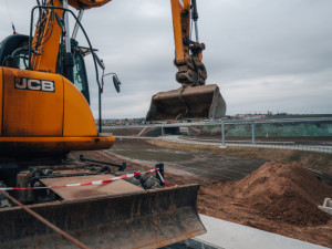 Silničáři jedou s D35 na trase Plotiště - Sadová podle plánu