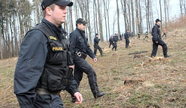 VIDEO: Ztracená seniorka u sebe neměla telefon. Policistům se ji podařilo včas najít