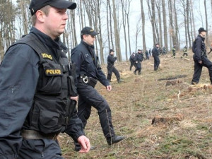 VIDEO: Ztracená seniorka u sebe neměla telefon. Policistům se ji podařilo včas najít