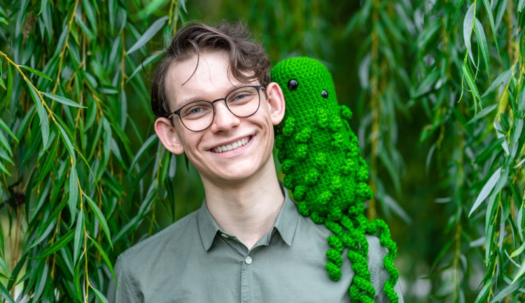 Tomáš Čermák a jeho vlastnoručně uháčkovaný maskot bakterie E-coli v 1:250 000