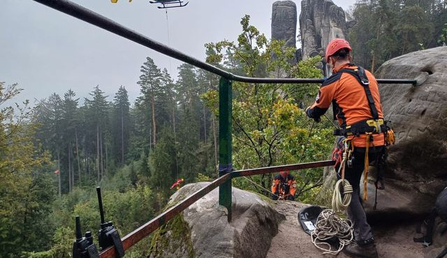 FOTO: Záchranáři cvičili v Prachovských skalách. Vyjíždělo se k třem desítkám zřícených turistů