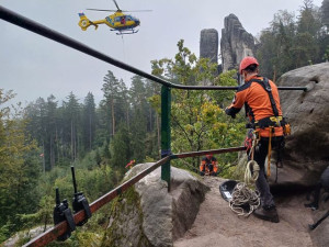 FOTO: Záchranáři cvičili v Prachovských skalách. Vyjíždělo se k třem desítkám zřícených turistů