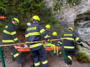 FOTO: Záchranáři cvičili v Prachovských skalách. Vyjíždělo se k třem desítkám zřícených turistů