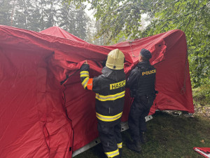 FOTO: Záchranáři cvičili v Prachovských skalách. Vyjíždělo se k třem desítkám zřícených turistů