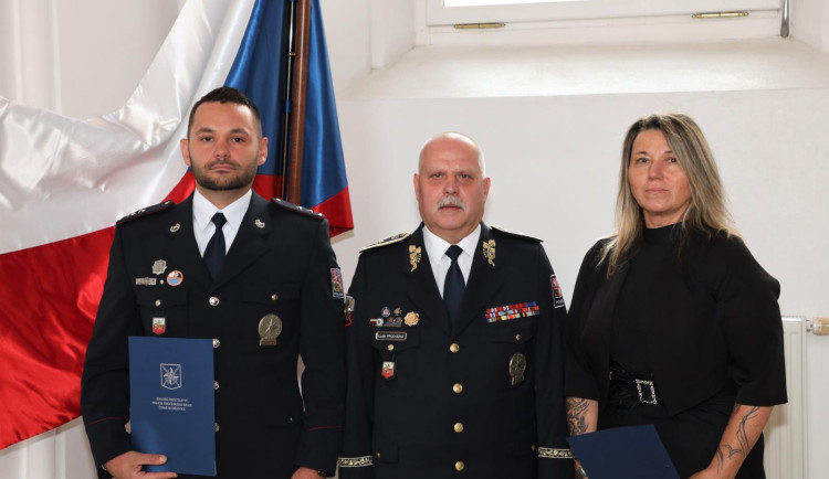 Muž krvácel a po těle měl popáleniny. Policisté rychlým zásahem pomohli s jeho záchranou