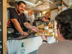 Hradecká radnice nabízí peníze na akce na nábřeží