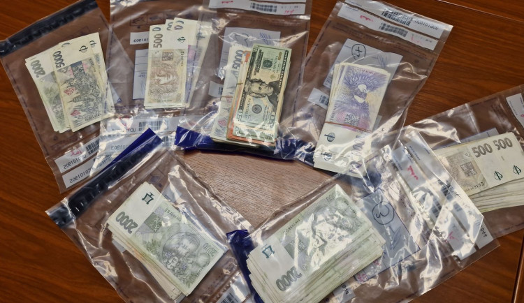 FOTO, VIDEO: Přes pět milionů cigaret bez platné tabákové nálepky. Kriminalisté objasnili rozsáhlý případ