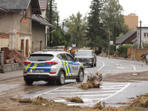 Práce policistů během povodní byla klíčová. Mnozí nasazovali vlastní životy