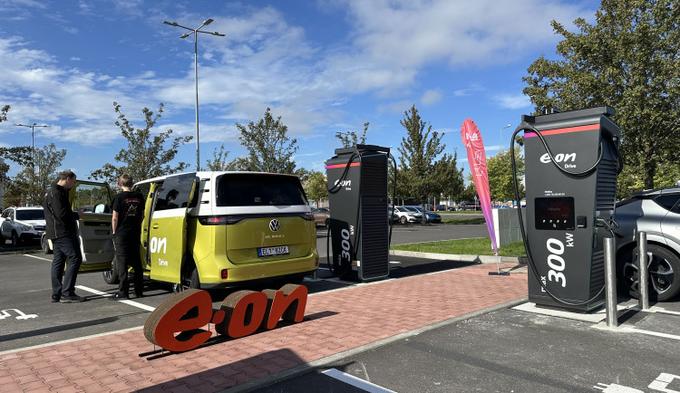 E.ON otevřel v Českých Budějovicích nový dobíjecí hub, napájet může až 10 elektroaut najednou