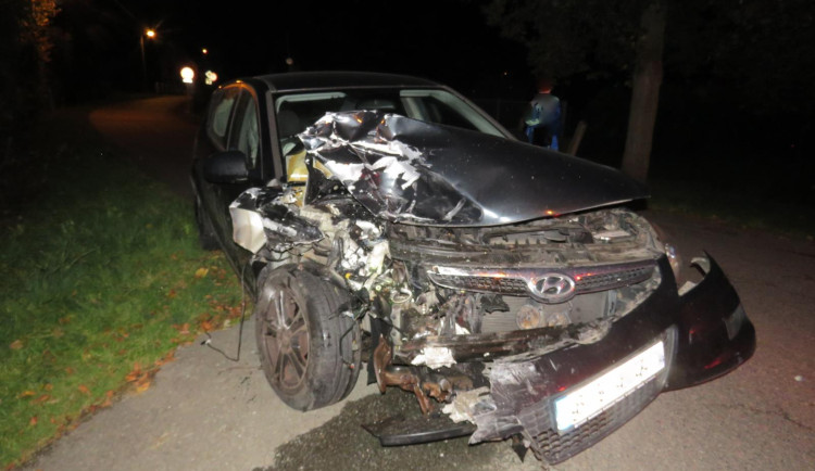 Opilá řidička narazila do vozidla, které stálo u krajnice. Nadýchala téměř tři promile