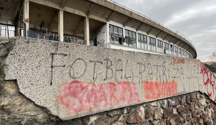 Konstrukce tribun stadionu Za Lužánkami půjde k zemi, rozhodli radní. Valy zůstanou