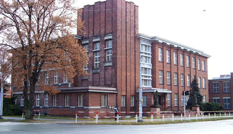 Zřizovatelé škol v hradeckém kraji zvyšují bezpečnosti. Investují statisíce