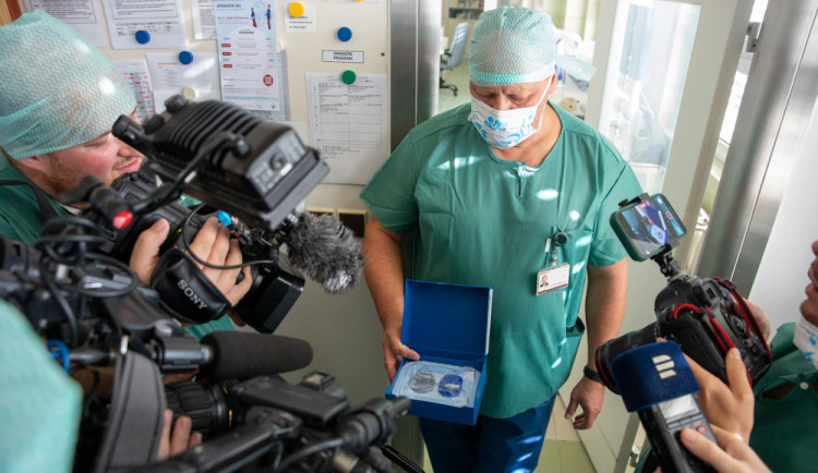 FOTOGALERIE: Šach mat nekonečné bolesti. Lékaři z FN Olomouc implantují nejnovější neurostimulátory