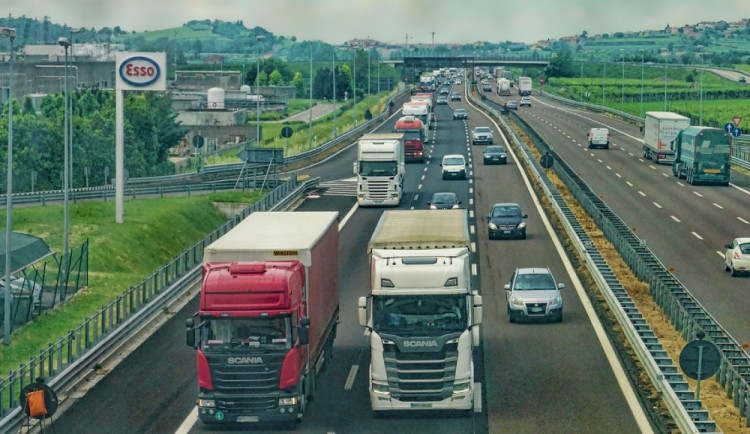 Ceny dálničních známek se od ledna zvýší o šest procent. Po letošním skokovém zdražení si řidiči opět připlatí