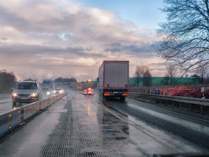 Nový obchvat Jaroměře uzavřela vážná dopravní nehoda