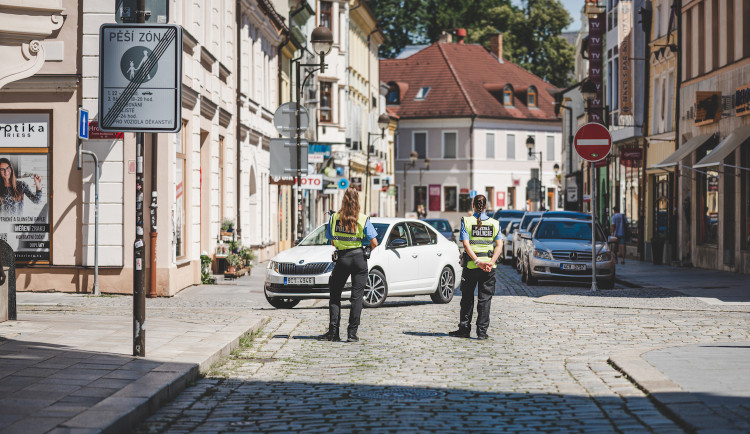 Zklidnění dopravy na budějovickém náměstí je stále v nedohlednu, město nejprve upraví přilehlé komunikace