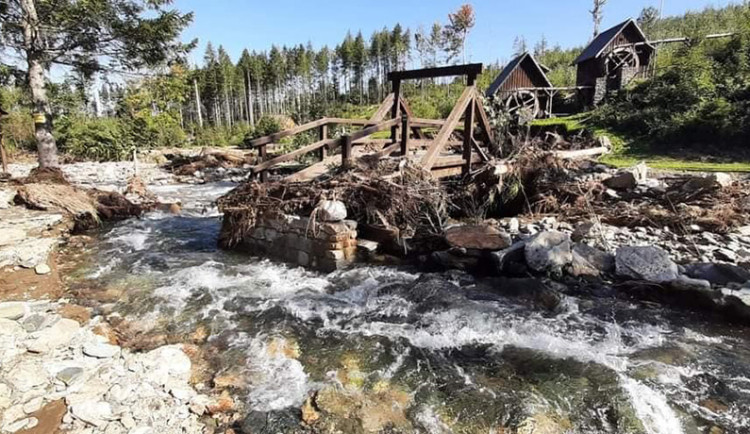 Krátery a zničená infrastruktura. Povodeň na měsíce zavřela Zlatokopecký skanzen na Jesenicku