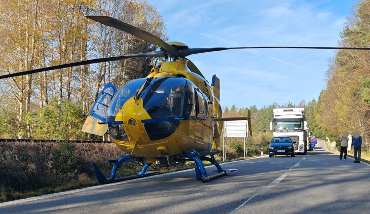 Řidič u Lenory narazil do stromu. Nehodu nepřežil