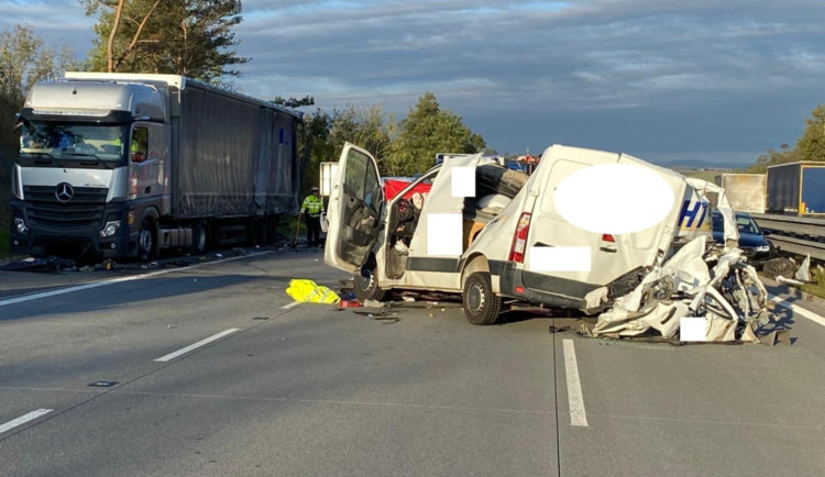 Tragická nehoda na D1. Do odstaveného náklaďáku narazila dodávka, spolujezdec zemřel