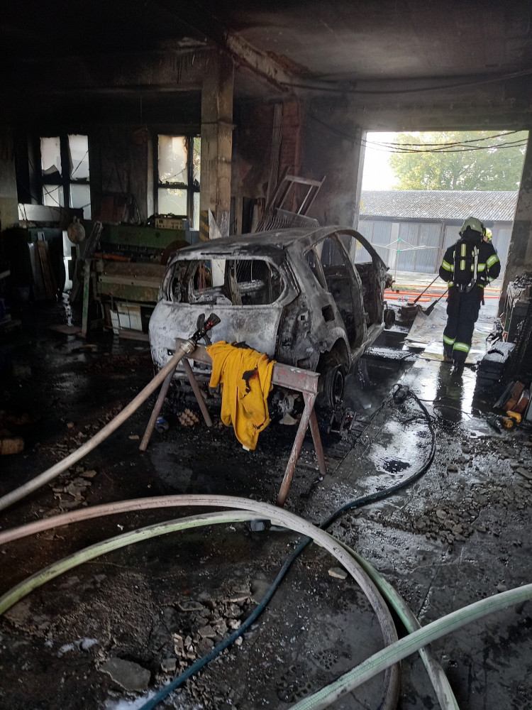 Kutil z Libčan přišel o víkendu o dílnu i auto a při požáru navíc