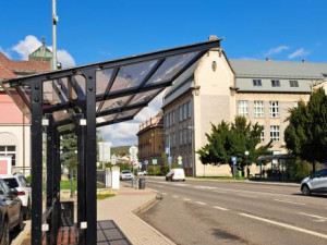 Nové zastřešení zastávky i letní scéna. Participativní rozpočet mění tvář Dvora