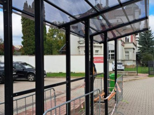 Nové zastřešení zastávky i letní scéna. Participativní rozpočet mění tvář Dvora