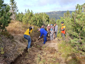 Dobrovolníci pomáhali s údržbou turistických tras u Pančavského vodopádu