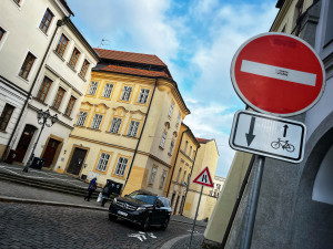 Řidiči v Hradci Králové potkají v centru nově cyklisty i v protisměru