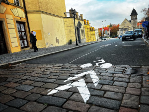 Řidiči v Hradci Králové potkají v centru nově cyklisty i v protisměru