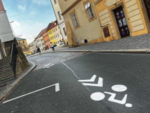 Řidiči v Hradci Králové potkají v centru nově cyklisty i v protisměru