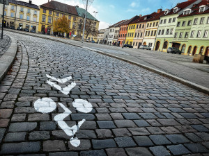 Řidiči v Hradci Králové potkají v centru nově cyklisty i v protisměru