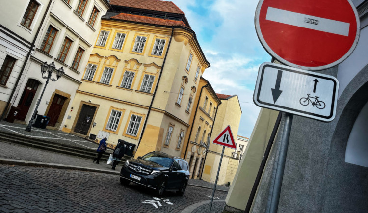 Řidiči v Hradci Králové potkají v centru nově cyklisty i v protisměru