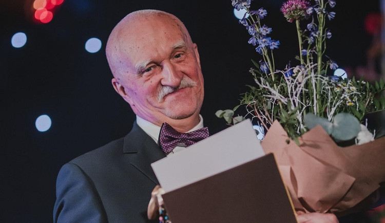 Ivan Škaloud při přebírání ceny Primus inter pares