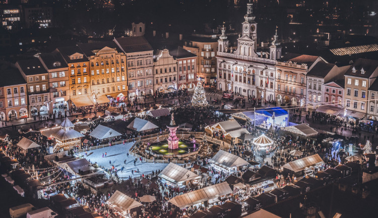 Na konci týdne začne stavba adventního městečka. Nabídne nové dekorace a více světýlek