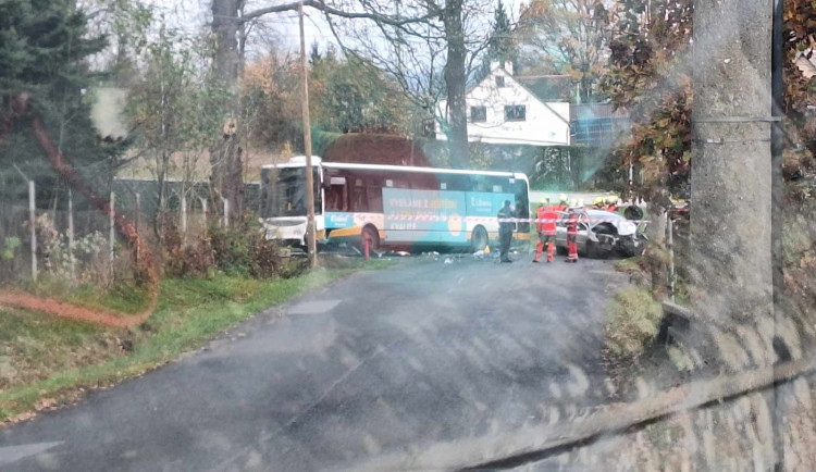 V Minkovické ulici v Liberci Doubí zemřel po nehodě automobilu a autobusu MHD řidič osobního vozu