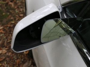 FOTO: Náhodný vandalismus nebo cílený útok? Poškozená Tesla na lesní cestě