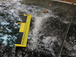 FOTO: Náhodný vandalismus nebo cílený útok? Poškozená Tesla na lesní cestě