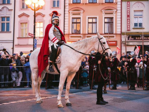 Martin se na svém oři opět přiřítí pod hradeckou Bílou věž