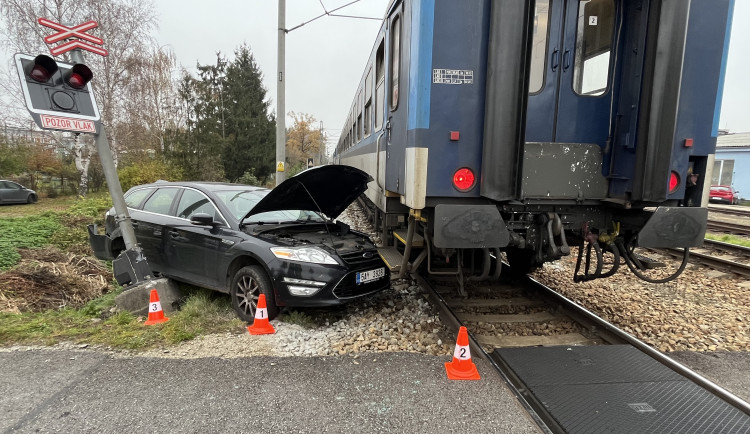 V Českých Budějovicích se srazil rychlík s osobním autem. Nehoda se obešla bez zranění