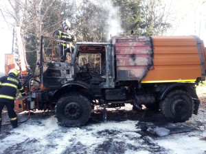 Auto údržby v České Metují zničily plameny, škoda jde do milionů