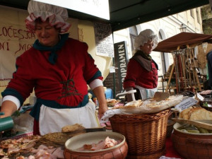 Martinské trhy od rána v Hradci lákají na vůně všeho druhu i možnost nakoupit dárky